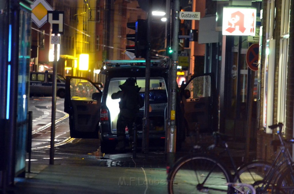 Einsatz BF Verdaechtiges Fahrzeug Koeln Suelz Zuelpischerstr Gustavstr P70.JPG - Miklos Laubert